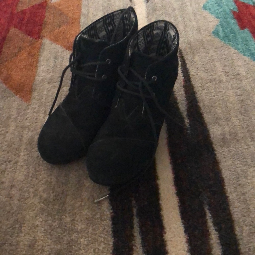 Tom’s black wedges